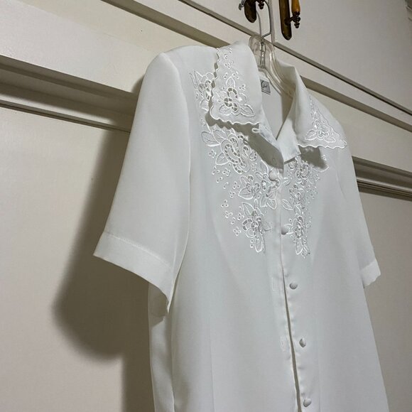 Kathy Che, short sleeve white, button-down, beautifully decorated blouse, size 8 - Picture 3 of 10